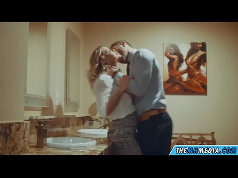 ❤️ Pamene blonde wabusty akunyengererani m'chimbudzi cha anthu onse Zolaula zapakhomo pa ife% ny.ixiporn.ru% ️❤